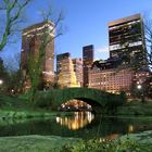 Blick über die Gapstow Bridge im Central Park auf das Plaza Hotel