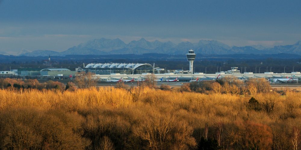 Blick über die Isarauen, dem Münchner Flughafen Richtung Alpen