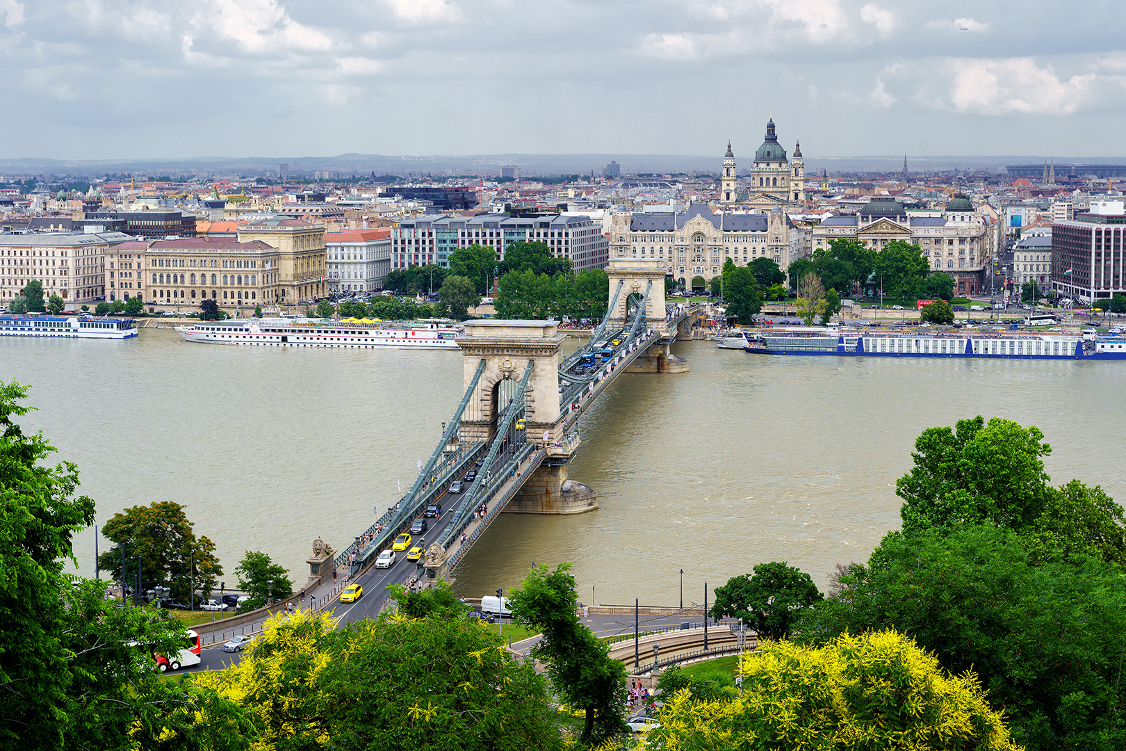 Blick über die Kettenbrücke zur St.-Stephans-Basilika