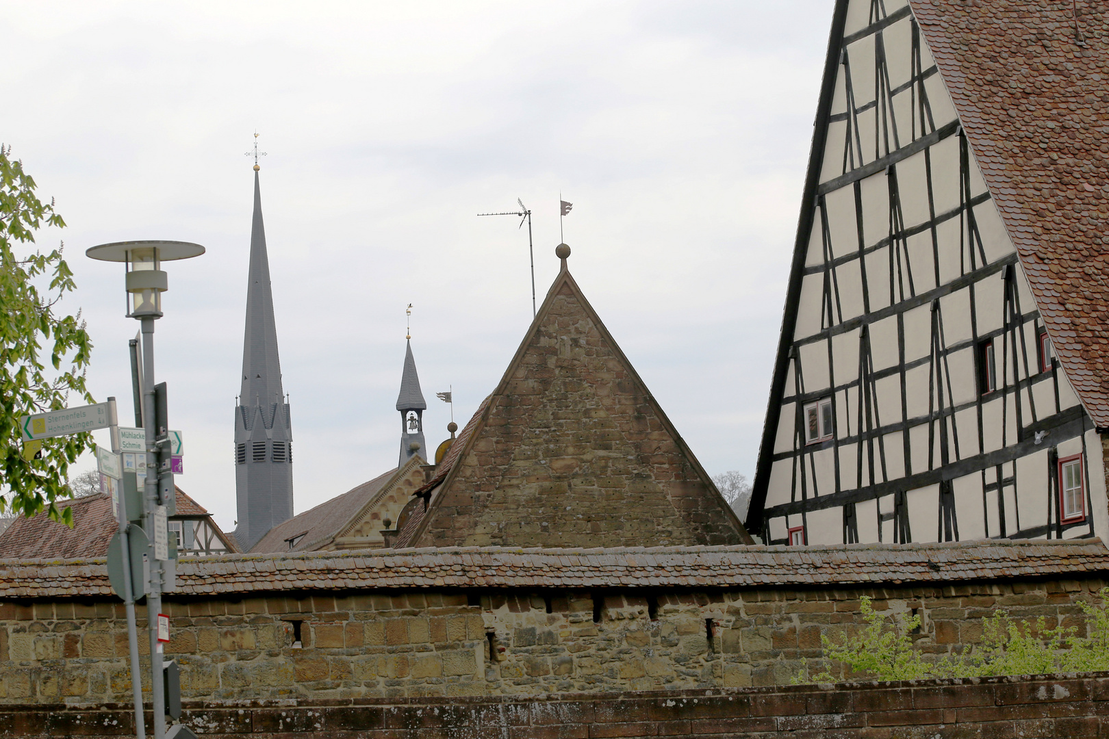 Blick über die Klostermauer