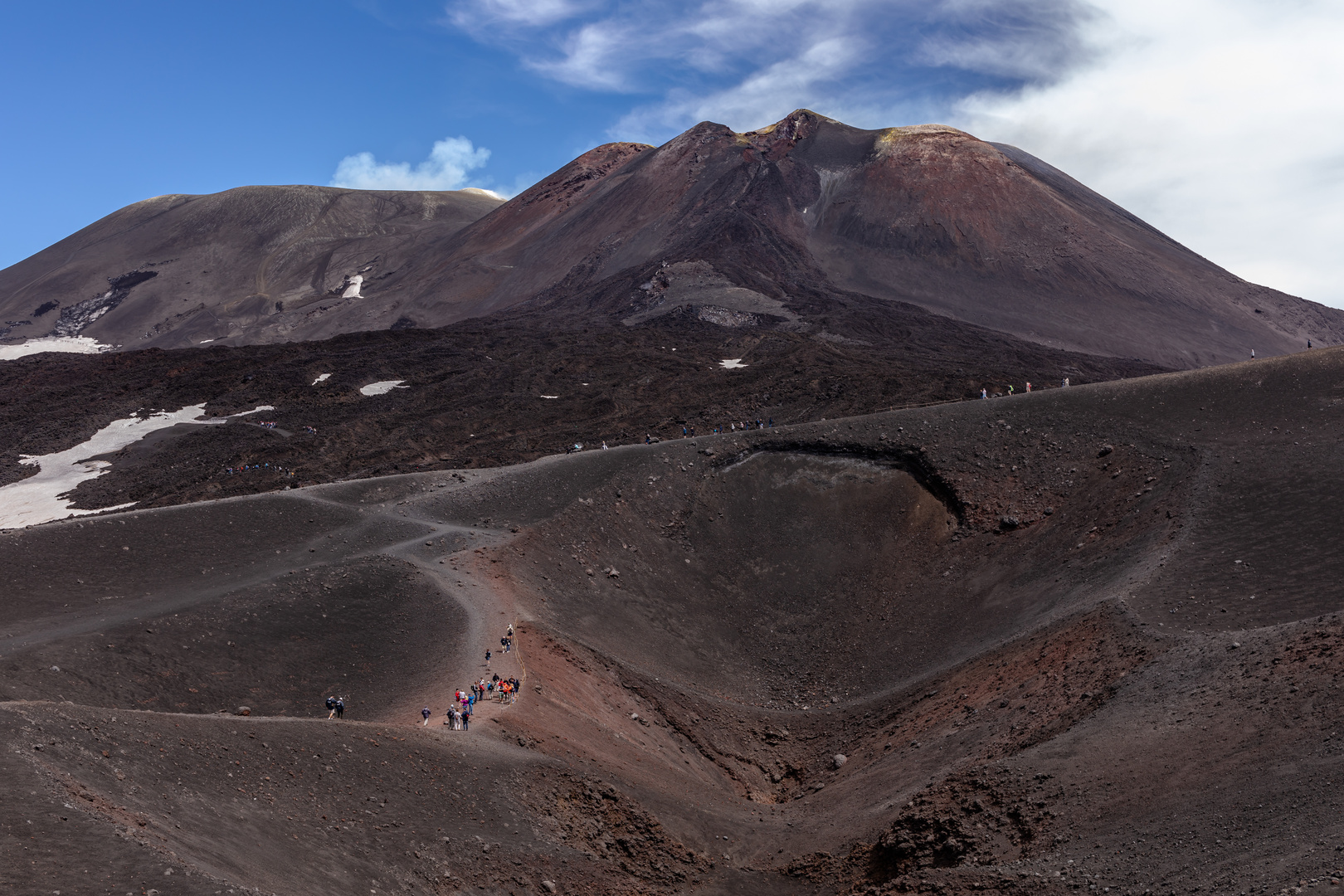 Blick über die Lavafelder auf den 3352 Meter hohen Ätna.