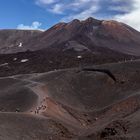 Blick über die Lavafelder auf den 3352 Meter hohen Ätna.