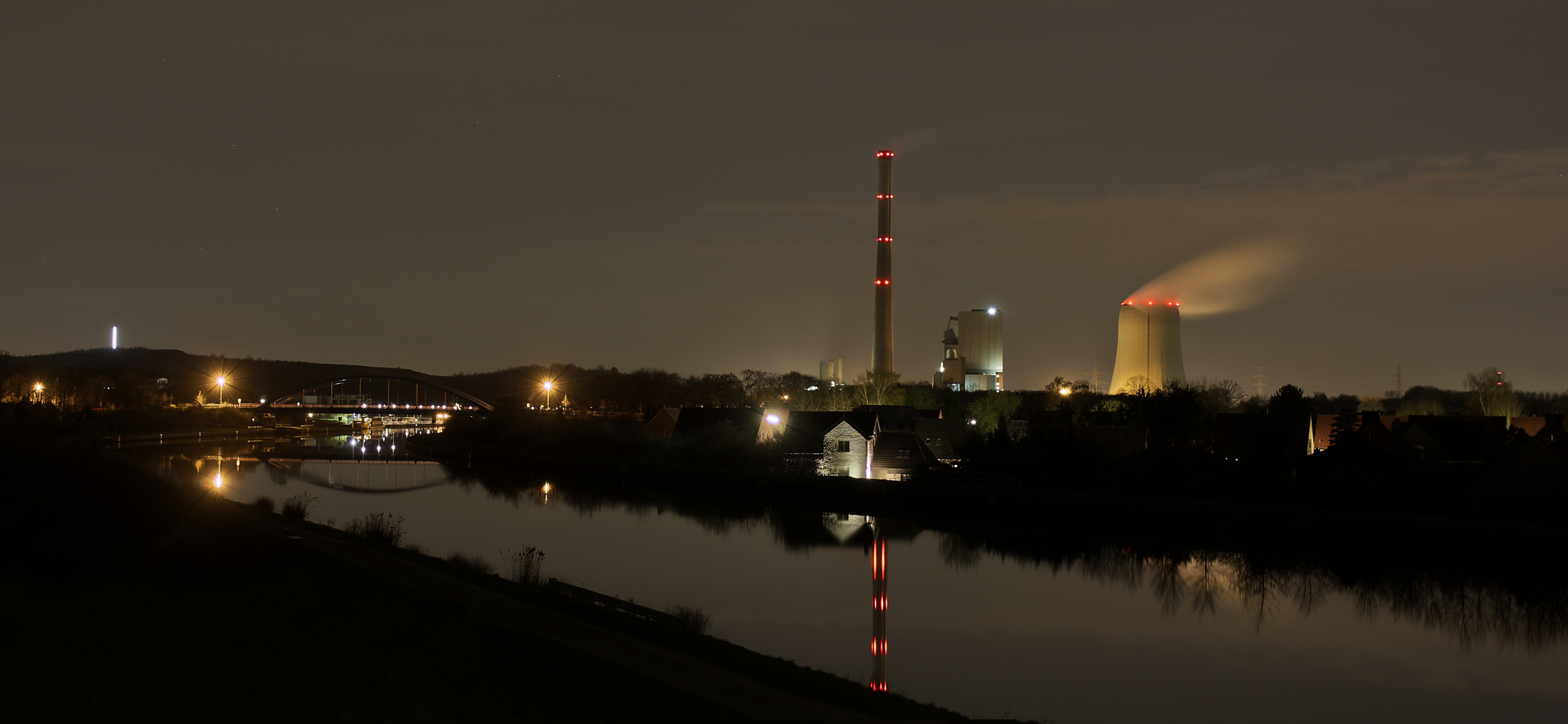 Blick über die Lippe zum Kraftwerk Bergkamen