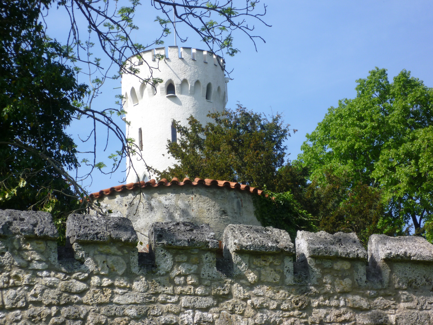 Blick über die Mauer beim Schloss Lichtenstein