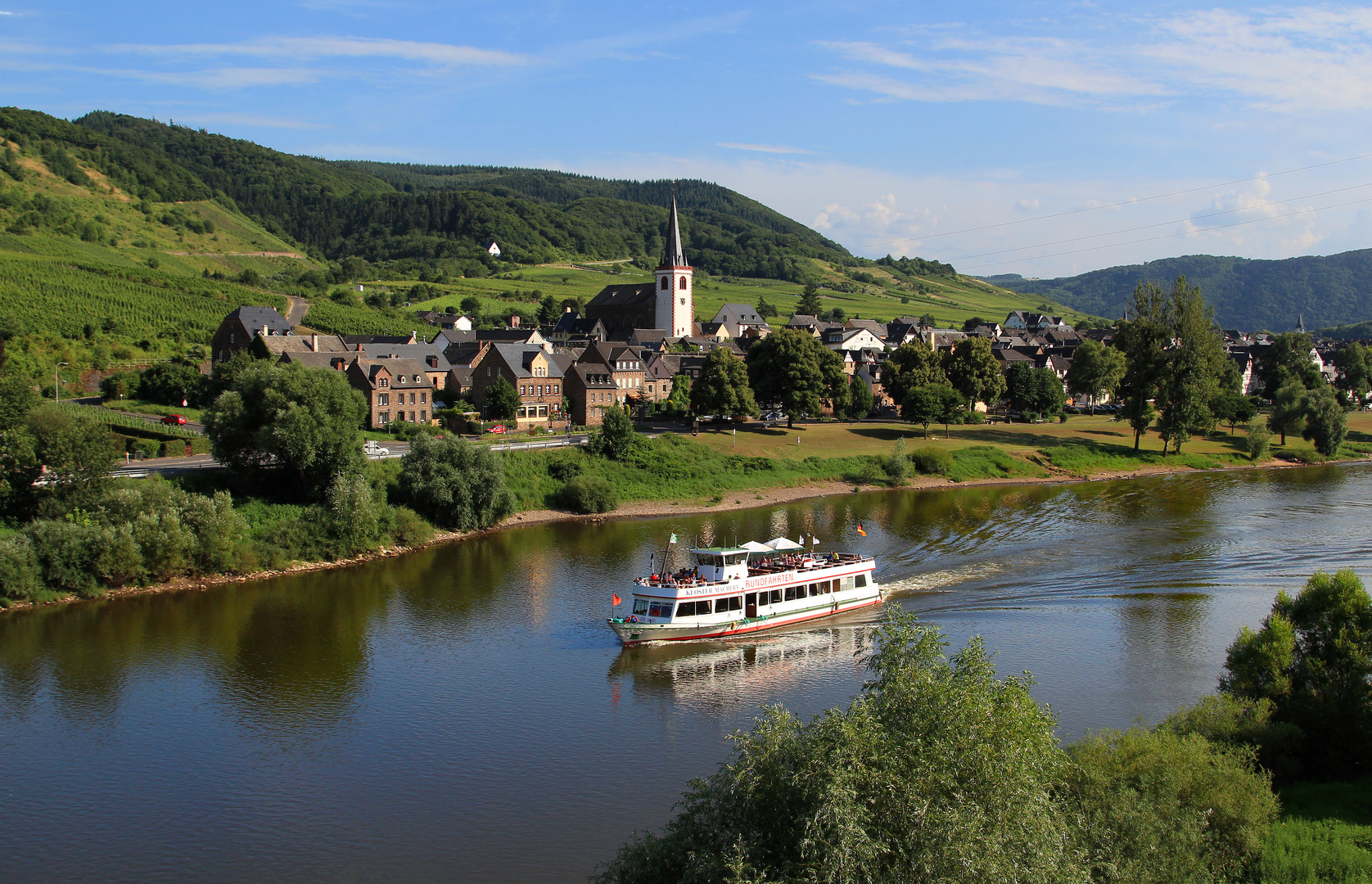 Blick über die Mosel auf Bruttig