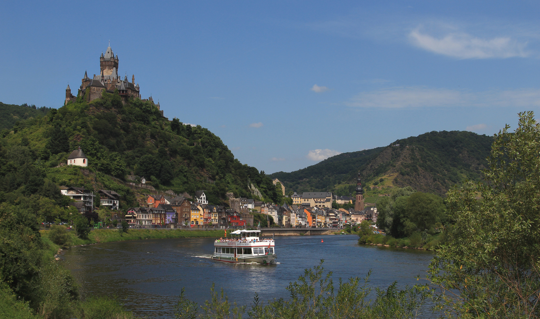 Blick über die Mosel auf Cochem und die Reichsburg