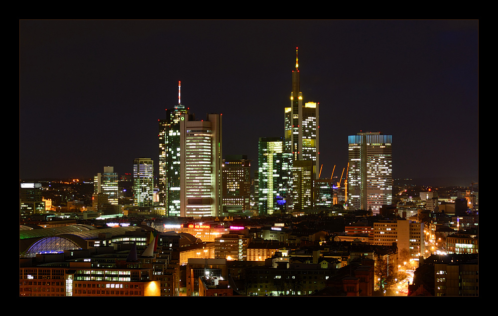 [ Blick über die nächtliche Skyline ]