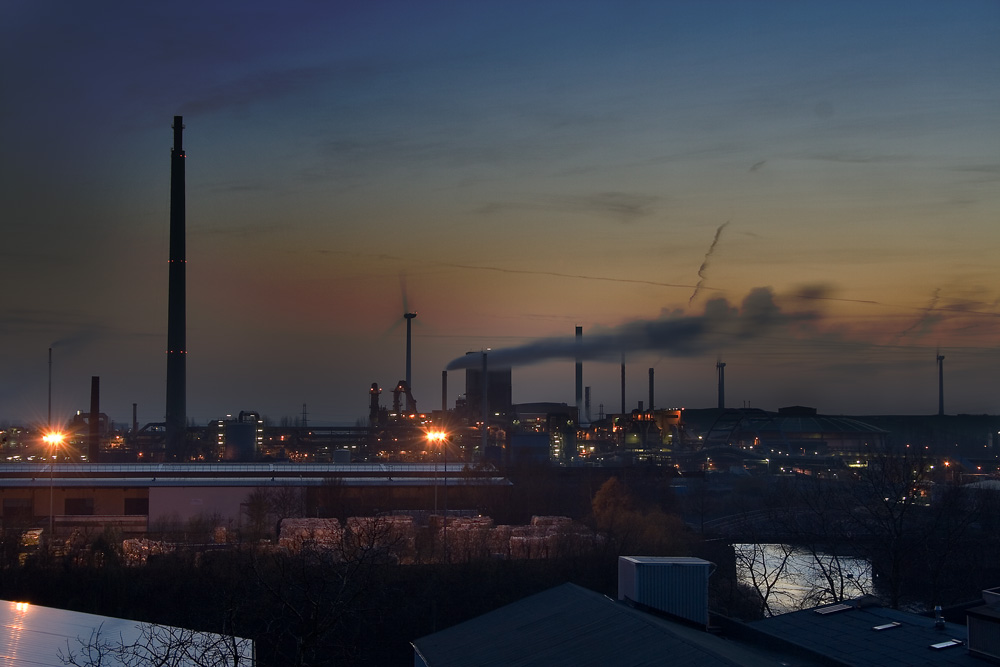 Blick über die Norddeutsche Affinerie am Abend