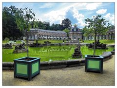 Blick über die Obere Grotte zum Neuen Schloss