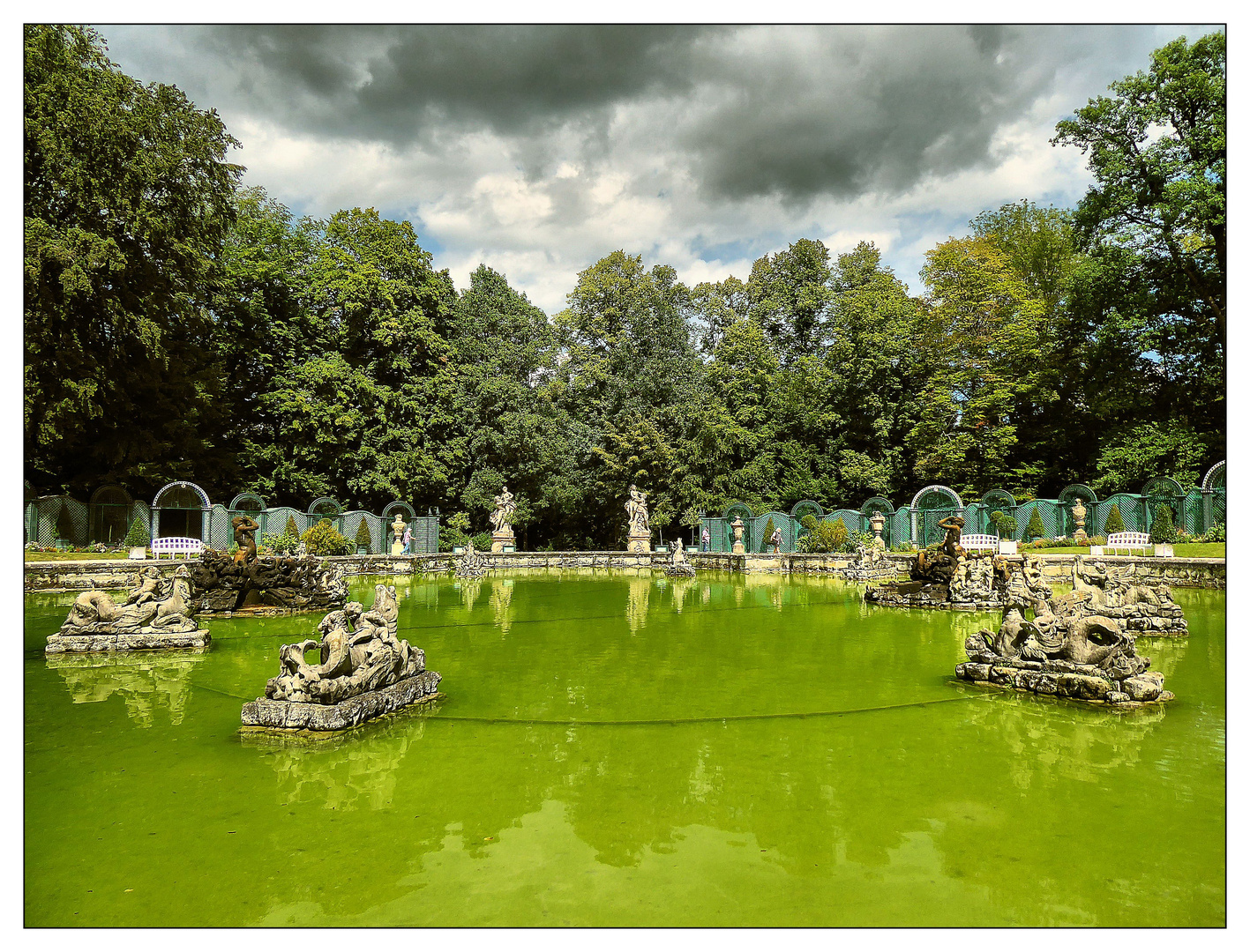 Blick über die Obere Grotte zum Park