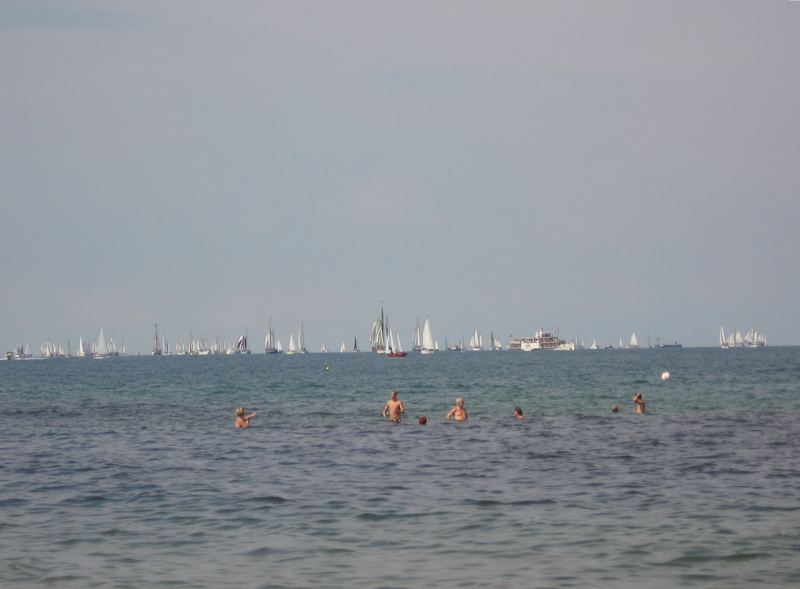 Blick über die Ostsee zur Hanse Sail 2000 in Rostock