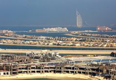 Blick über die Palme zum Burj al Arab