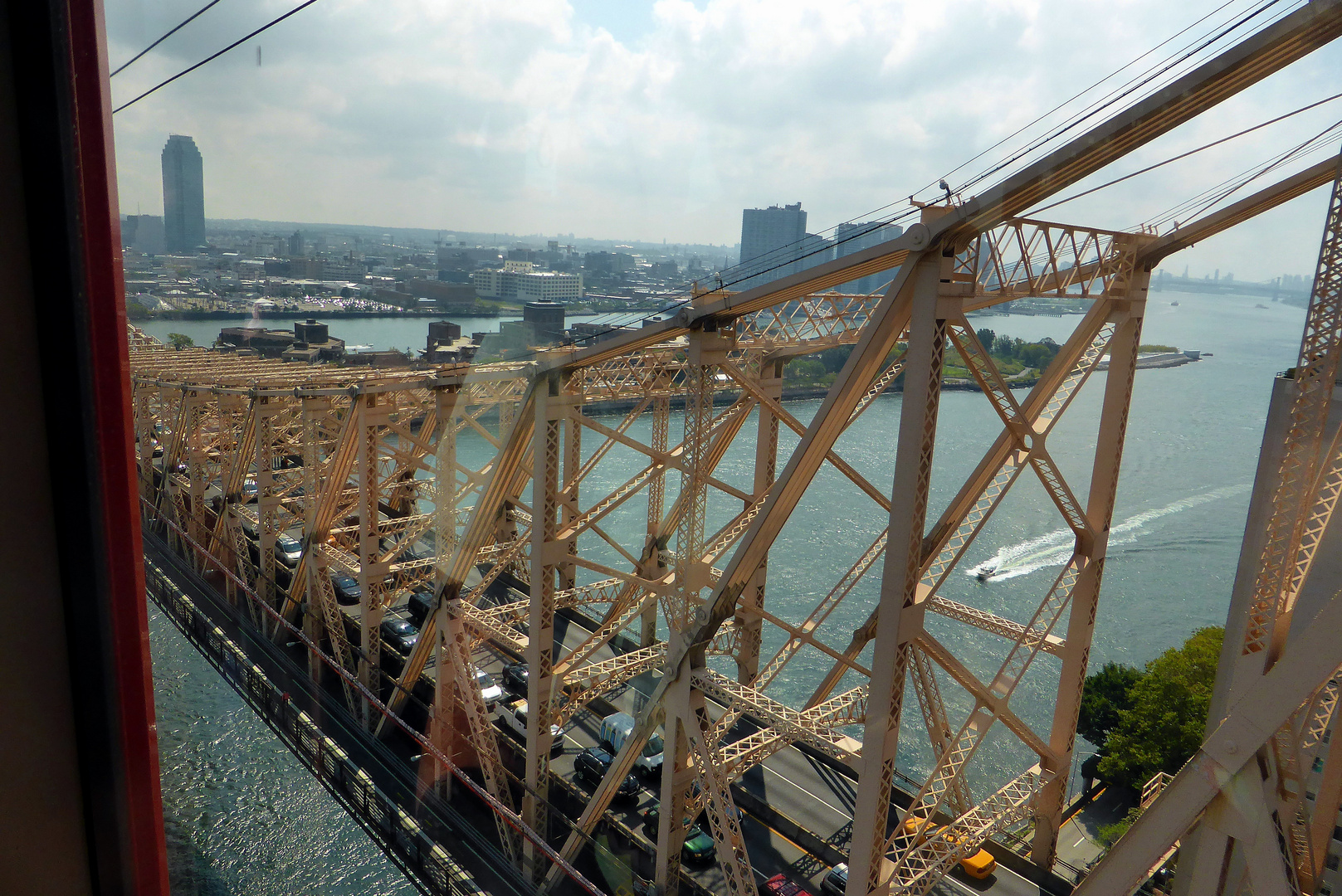 Blick über die Queensboro Bridge nach Queens Long Island