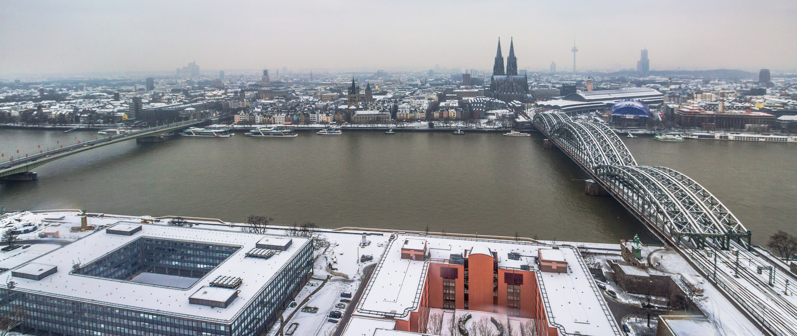 Blick über die schneebedeckten Dächer von Köln vom Triangle-Turm