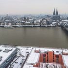 Blick über die schneebedeckten Dächer von Köln vom Triangle-Turm