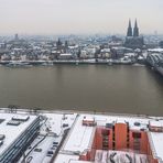 Blick über die schneebedeckten Dächer von Köln vom Triangle-Turm