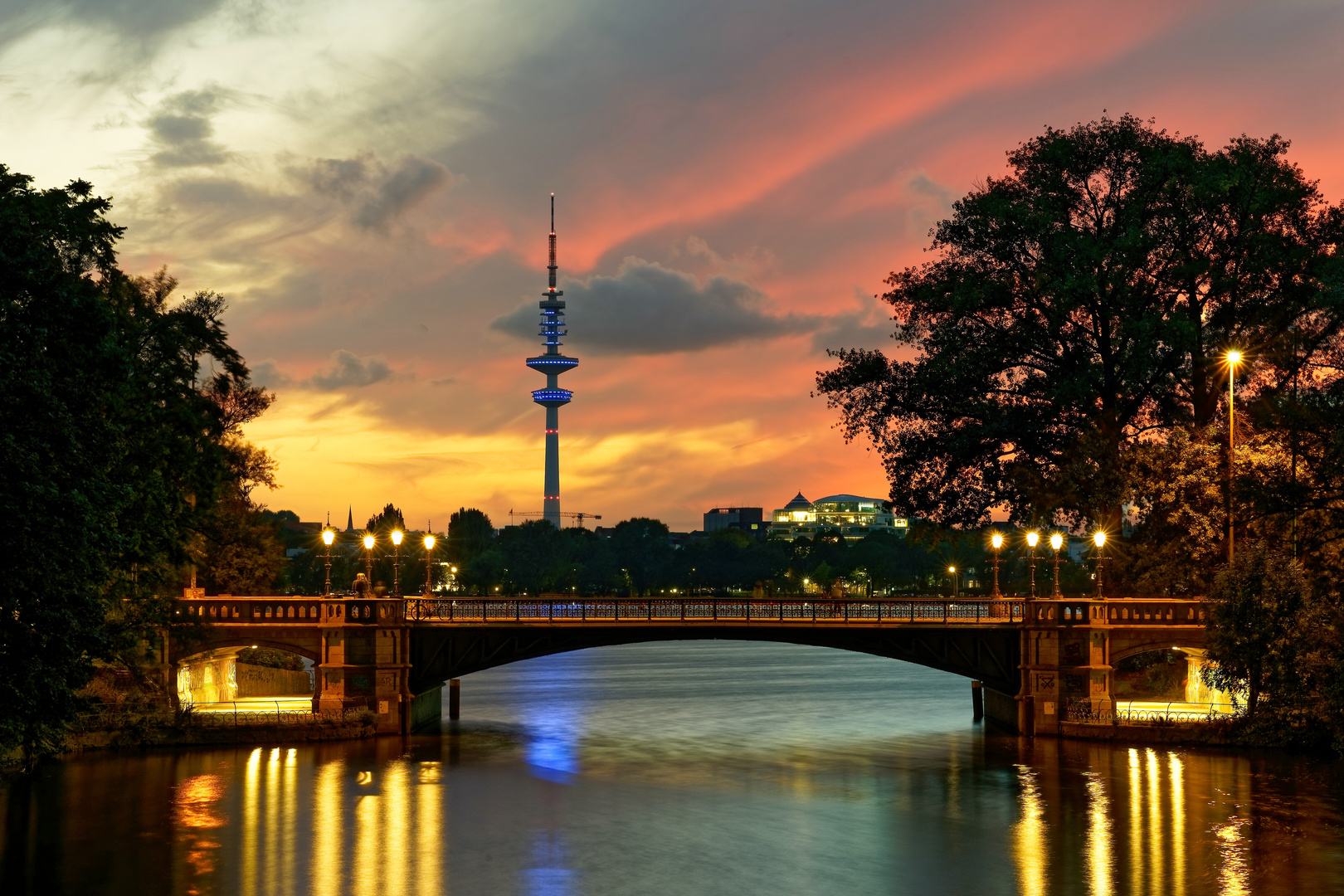 *Blick über die Schwanenwik Brücke*