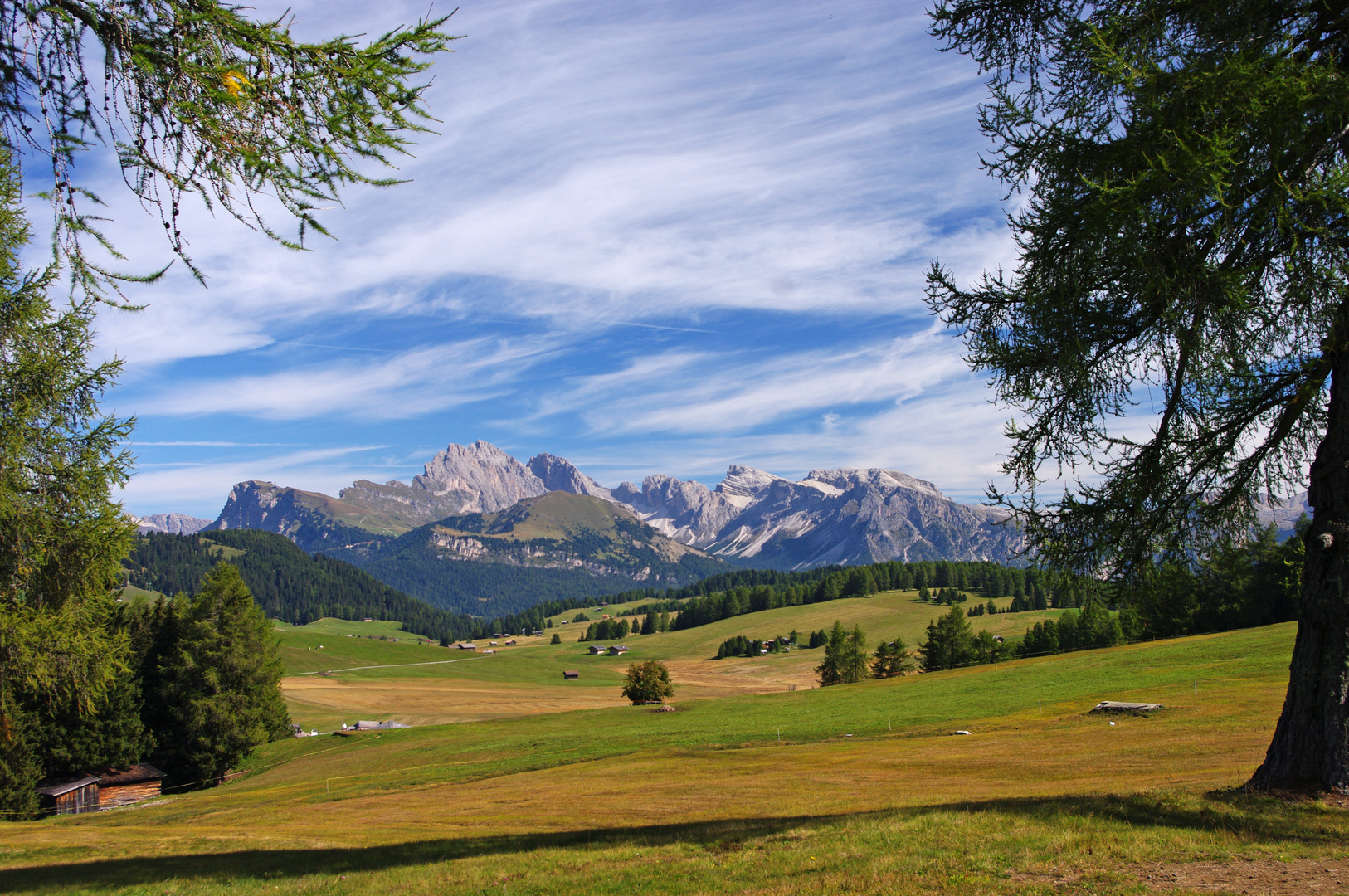 Blick über die Seiser Alm zur Geisler- und Puezgruppe