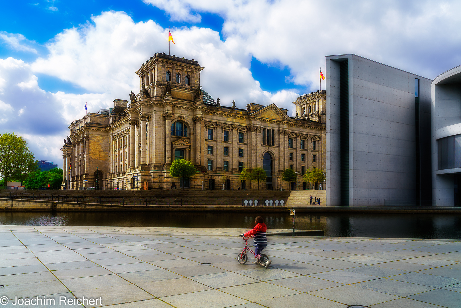 Blick über die Spree auf den Reichstag von Berlin