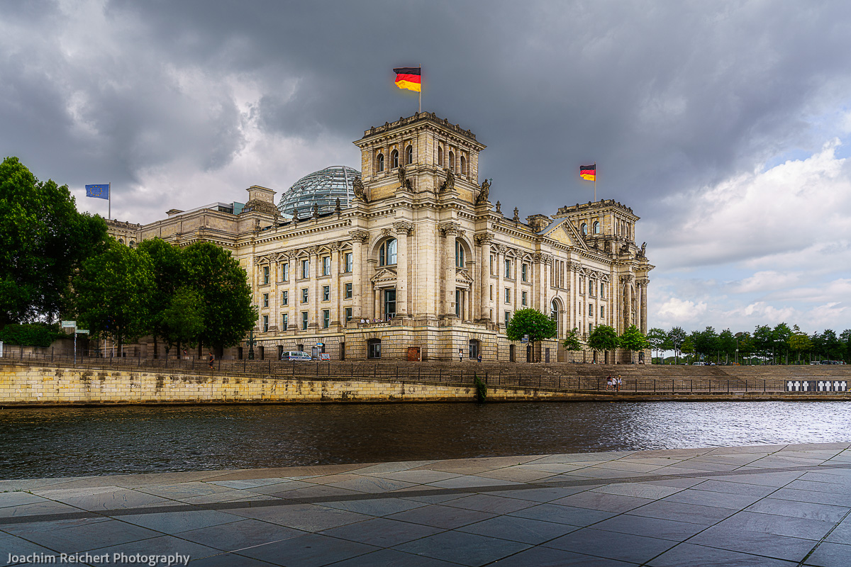 Blick über die Spree auf den Reichstag von Berlin