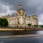 Blick über die Spree auf den Reichstag von Berlin