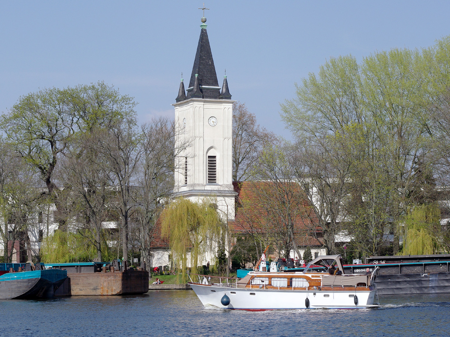 Blick über die Spree, evangelische Dorfkirche Stralau