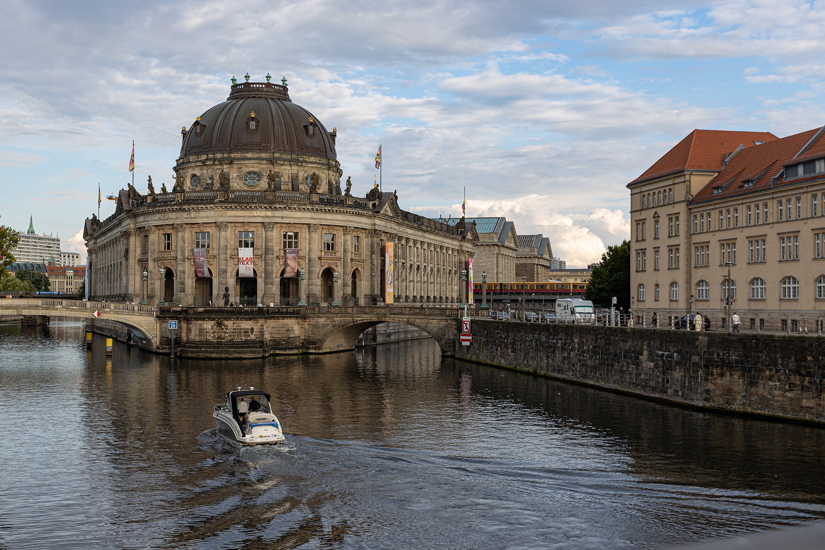 Blick über die Spree zum Bode Museum