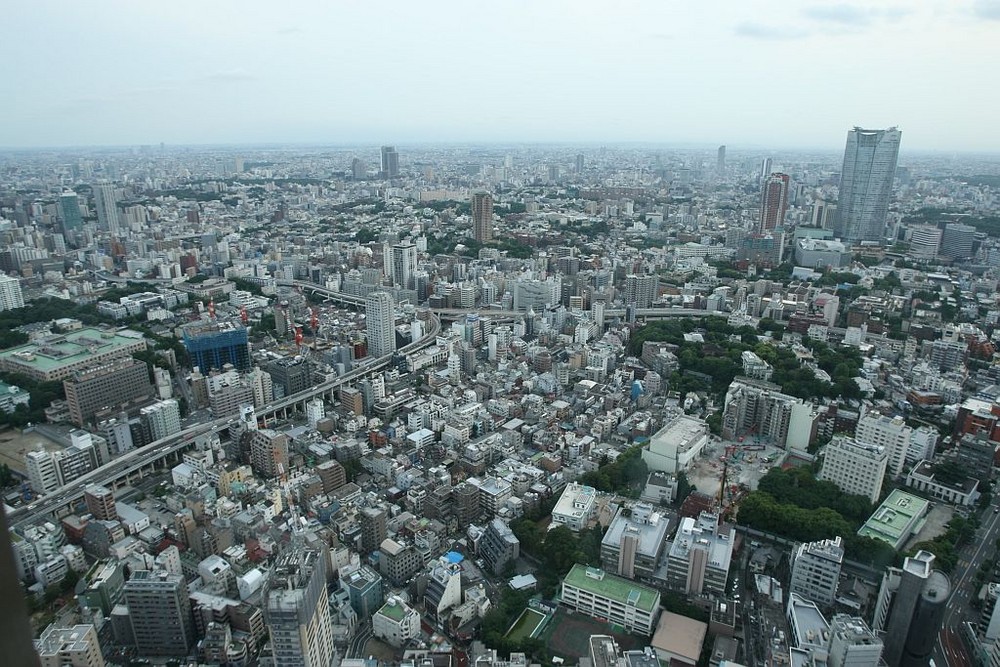 Blick über die Stadt von der oberen Plattform des Tokio-Towers