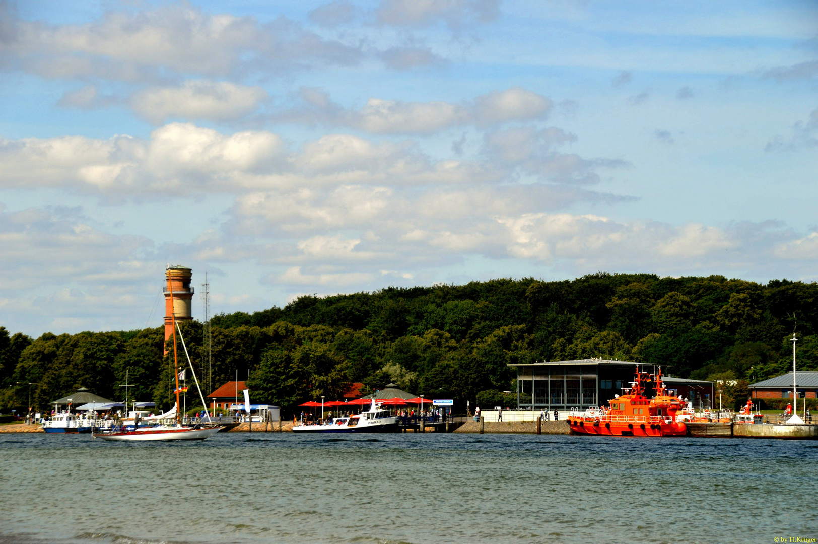 Blick über die Trave auf den alten Leuchturm in Travemünde