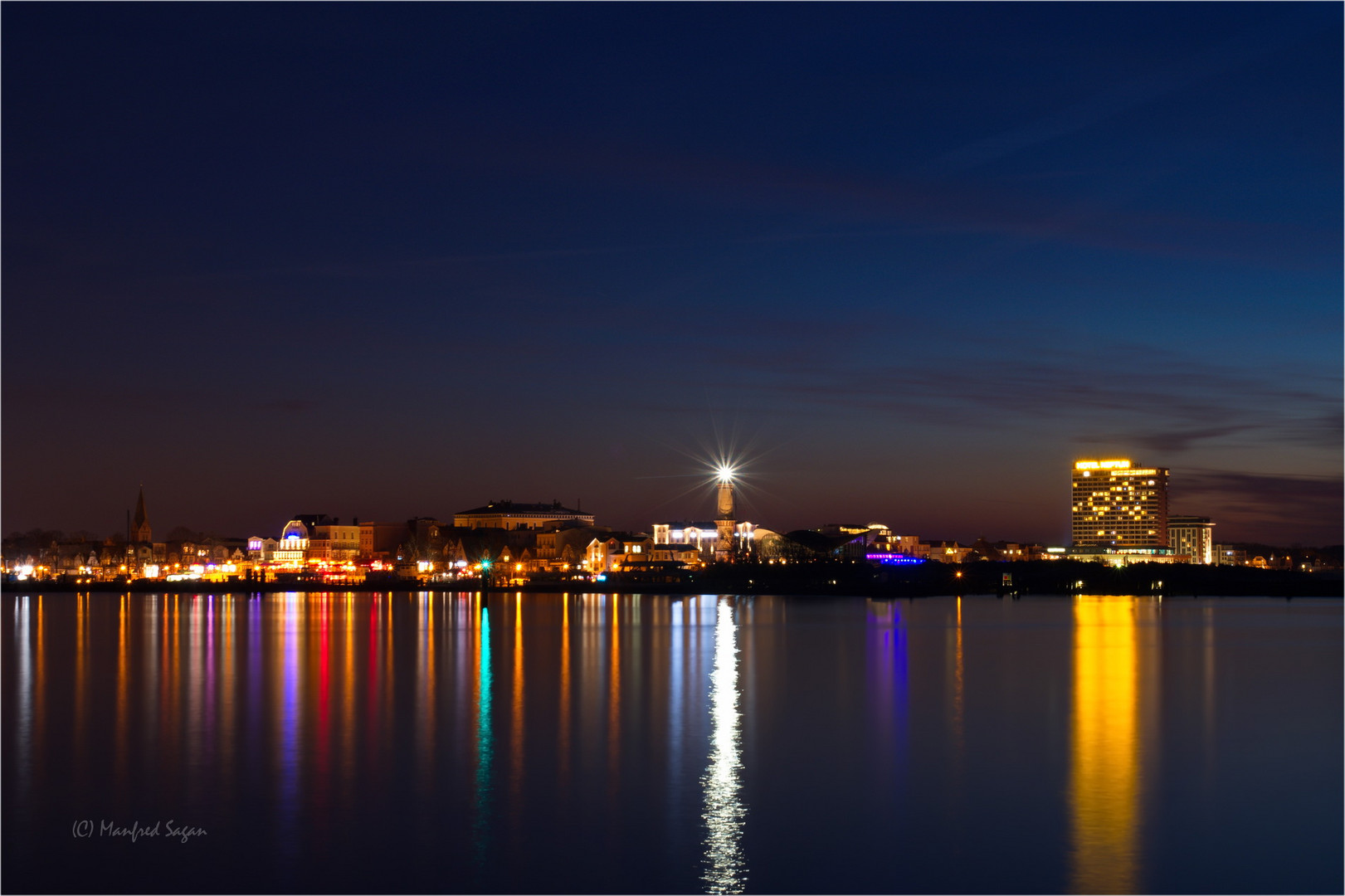 Blick über die Warnow auf Warnemünde...