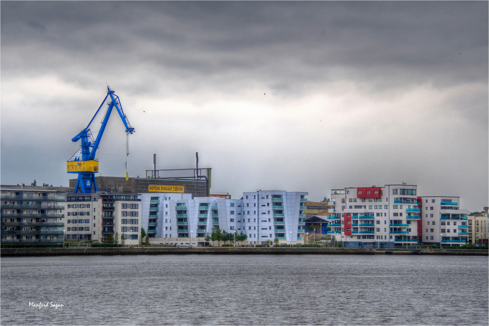 Blick über die Warnow - Wo einst die Rostocker Neptun-Werft stand... 