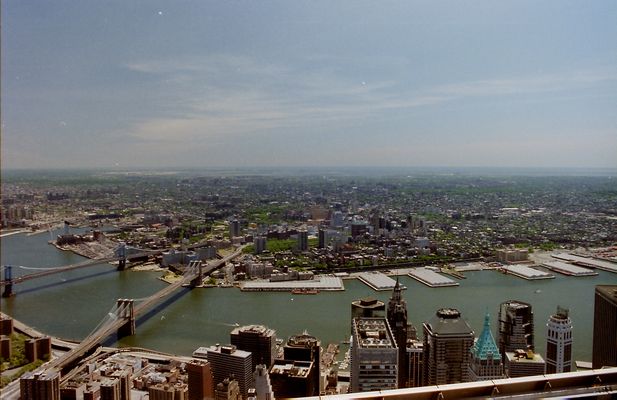 Blick über die Wolkenkratzer des südlichen Manhattan nach Brooklyn