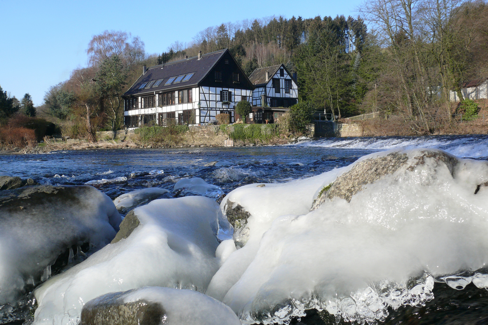 Blick über die Wupper auf den "Wipperkotten"