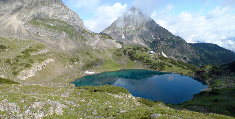 Blick über Drachensee zur Coburger Hütte,