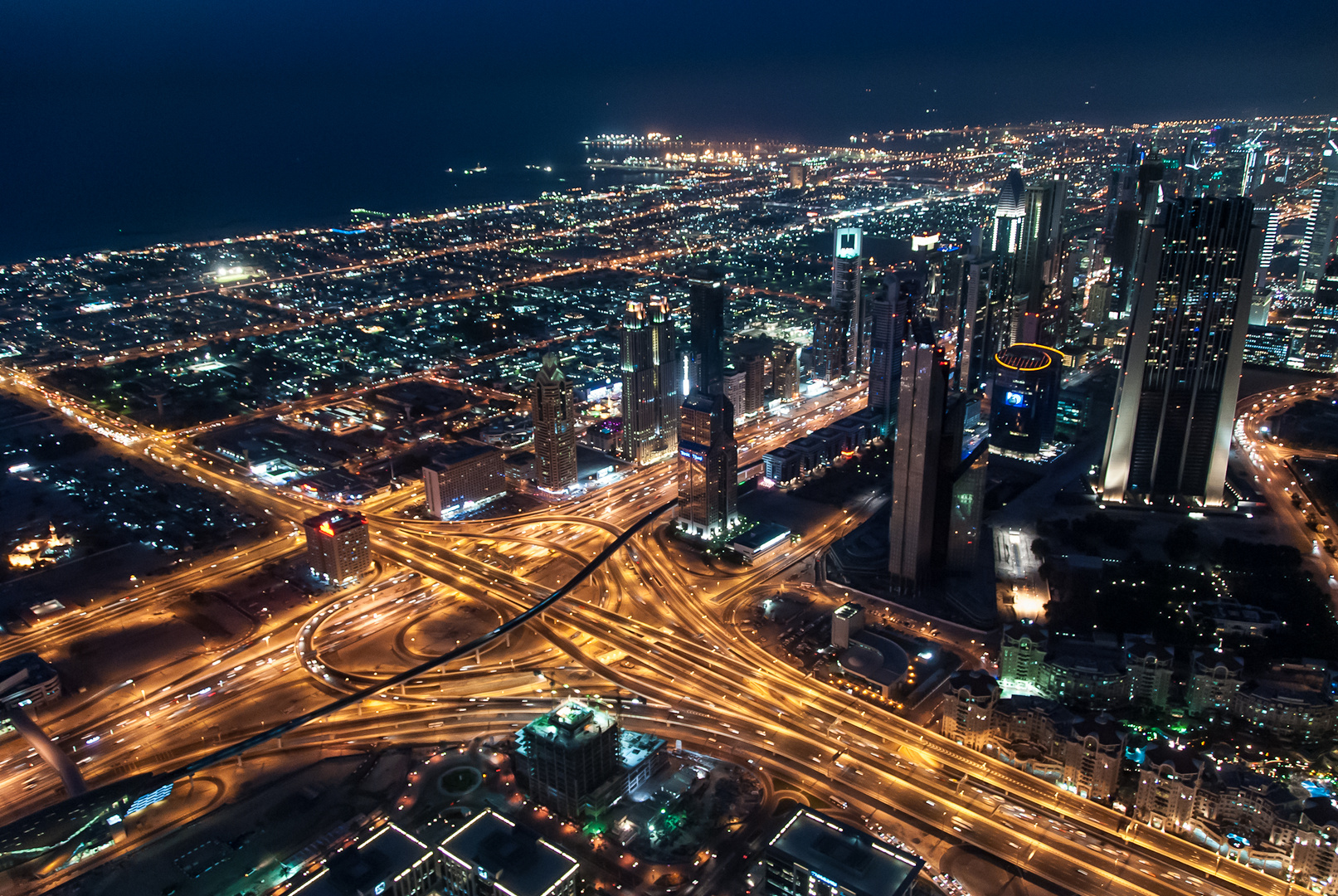 Blick über Dubai vom Burj Khalifa bei Nacht