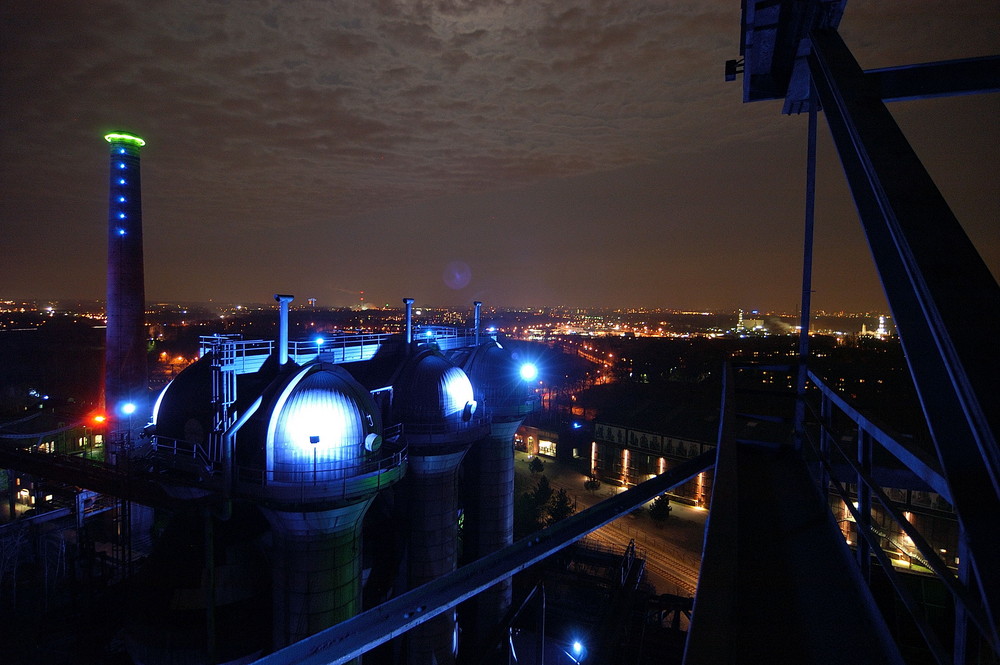 Blick über Duisburg zur blauen Stunde