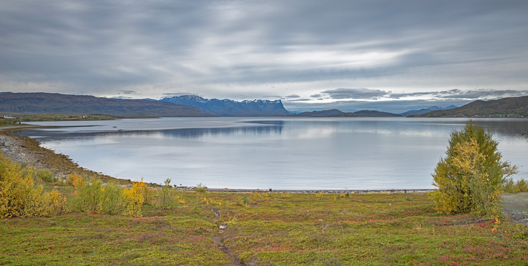 Blick über eine Bucht in Nordnorwegen