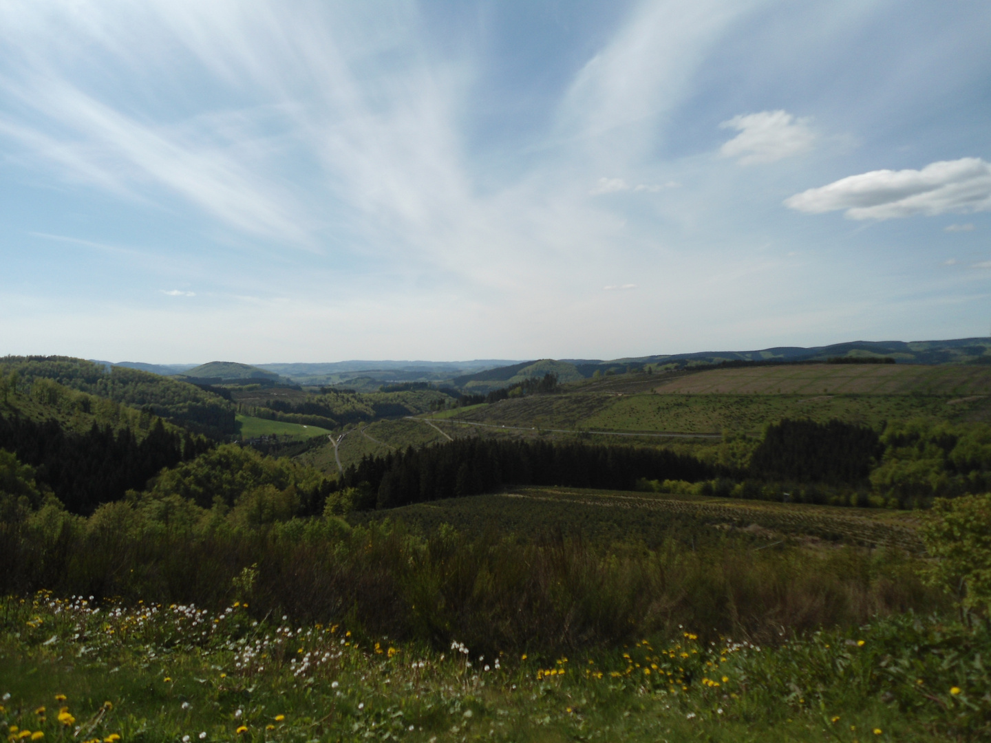 Blick über einen Teil des Sauerlandes (NRW) von einer Anhöhe