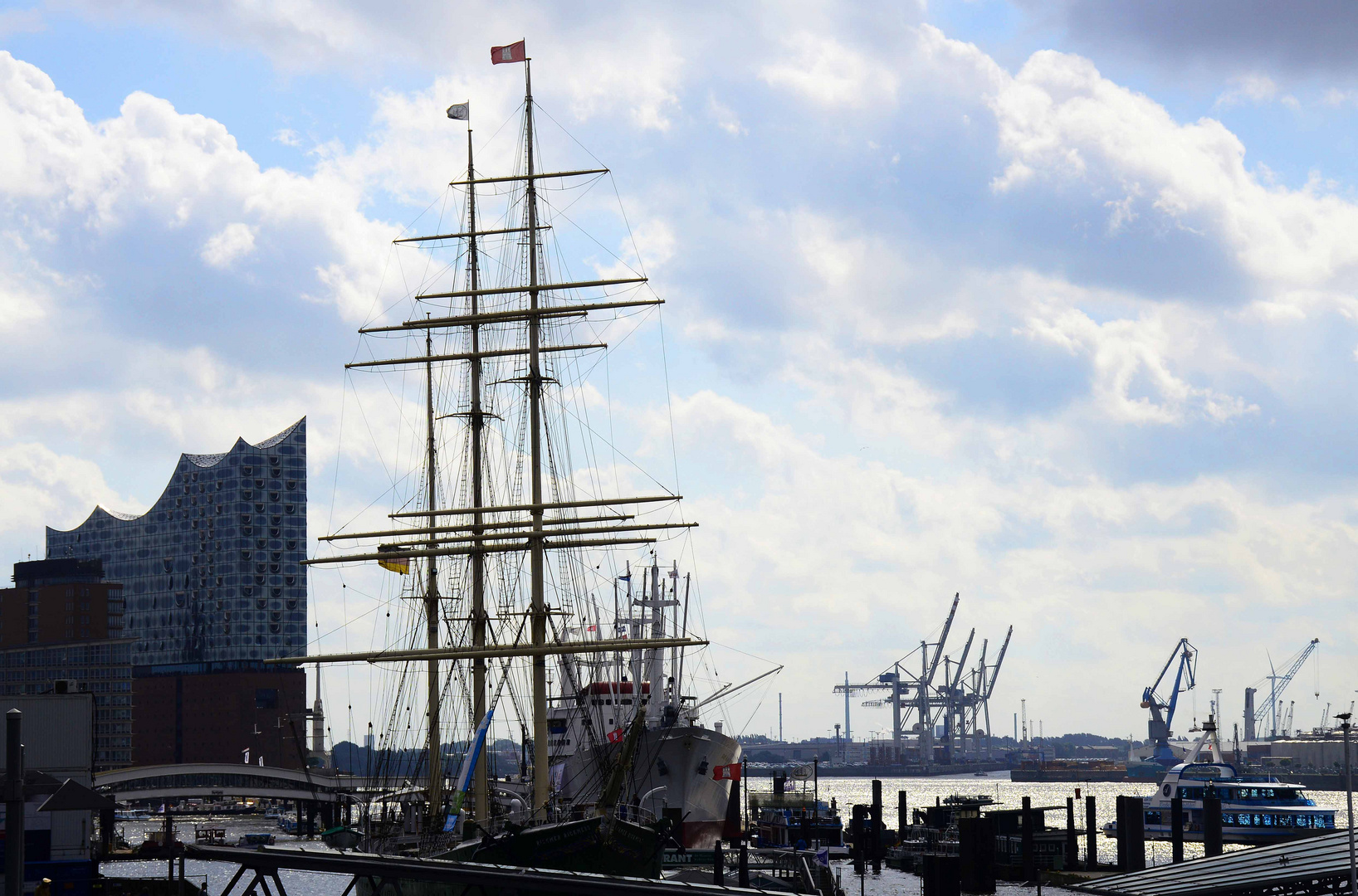 Blick über Elbphilharmonie und Hafen mit Landungsbrückenschiffen