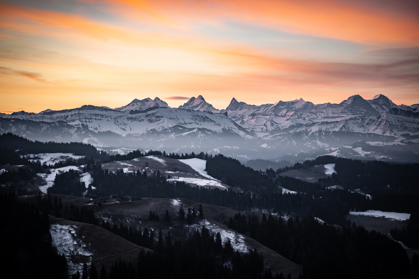 Blick über Emmentaler Hügel ins Berner Oberland