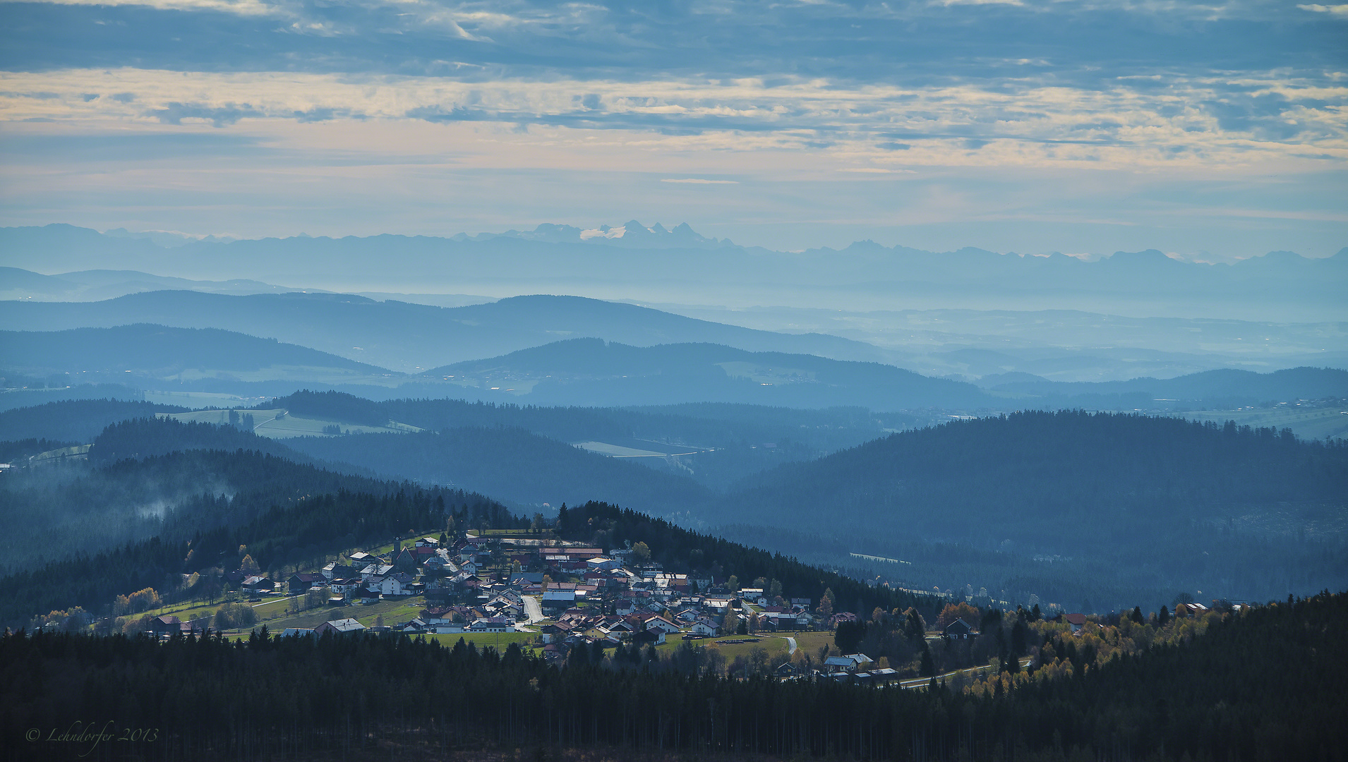 Blick über Finsterau, die Höhenzüge des Bayerischen Waldes bis hin zu den Alpen