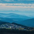 Blick über Finsterau, die Höhenzüge des Bayerischen Waldes bis hin zu den Alpen