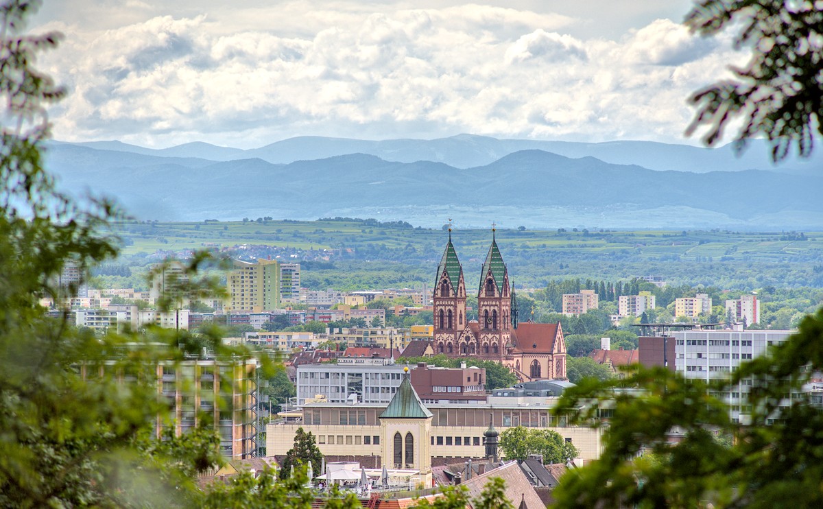 Blick über Freiburg bis Vogesen