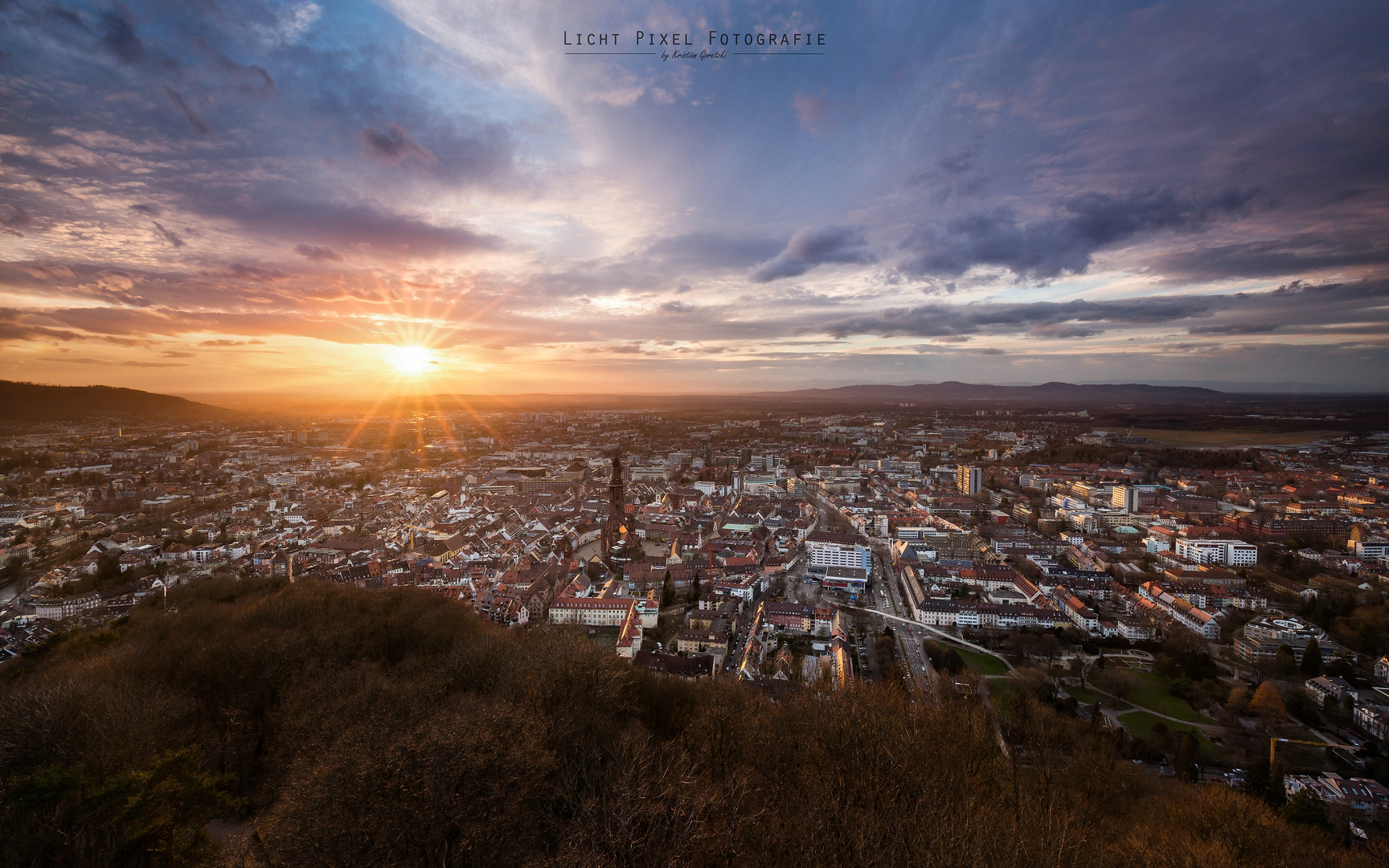 Blick über Freiburg zum Sonnenuntergang