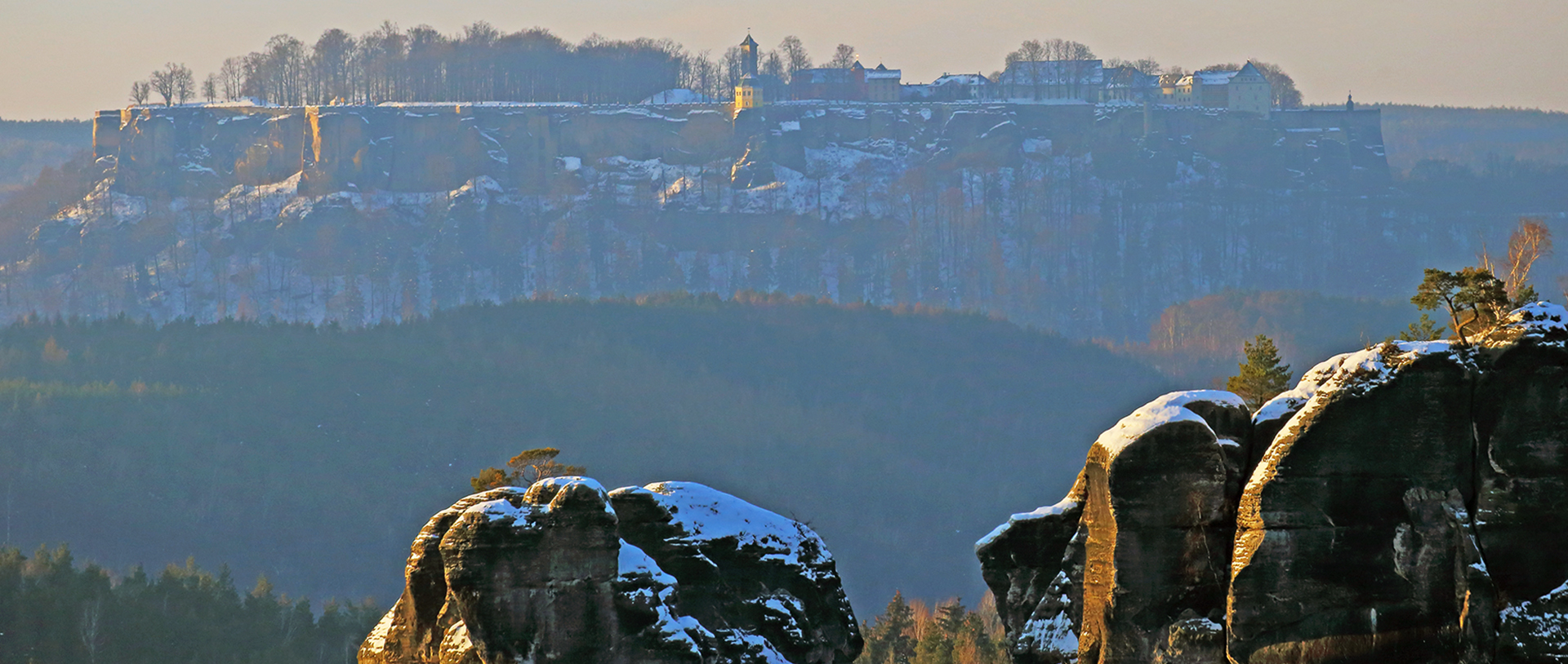 Blick über Gamriggipfel zur verschneiten Festung Königstein...