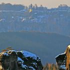 Blick über Gamriggipfel zur verschneiten Festung Königstein...