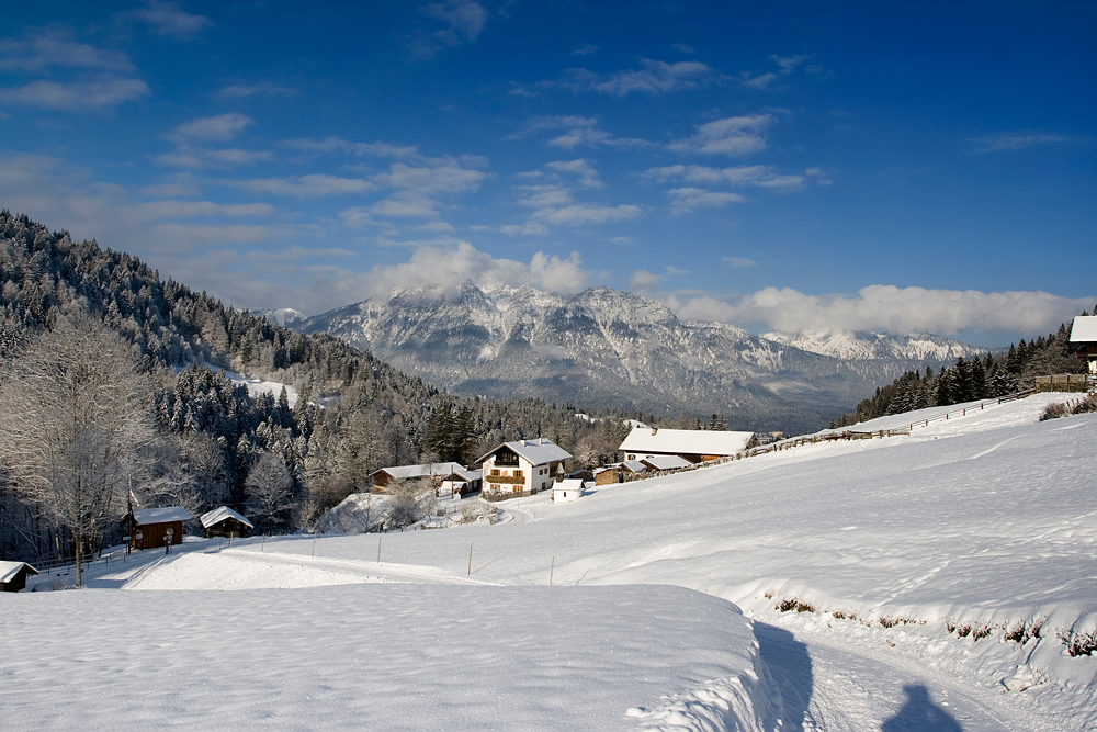 Blick über Garmisch-Partenkirchen zur Kramerspitze