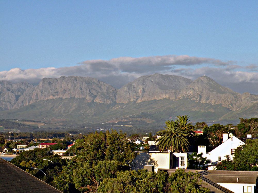 Blick über Gordon's Bay auf die Hottentots-Holland Berge im Hintergrund.