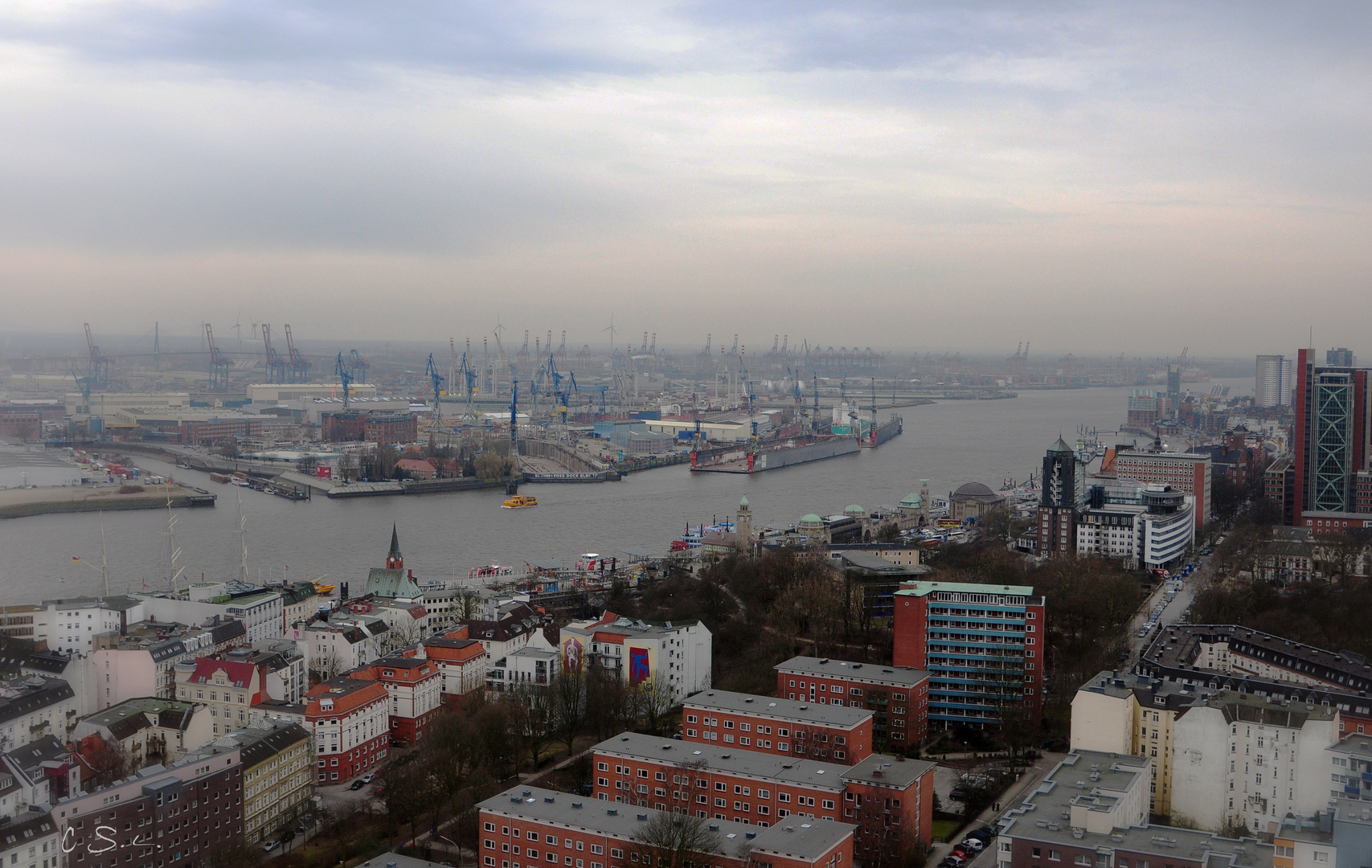 Blick über Hamburg zum Containerhafen