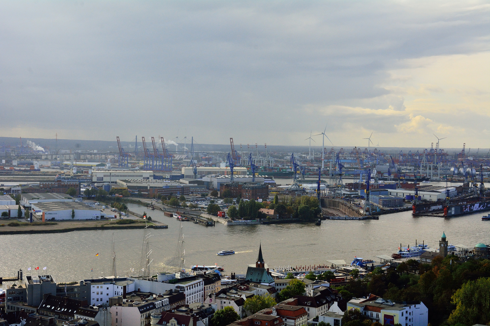 Blick über Hamburger Hafen